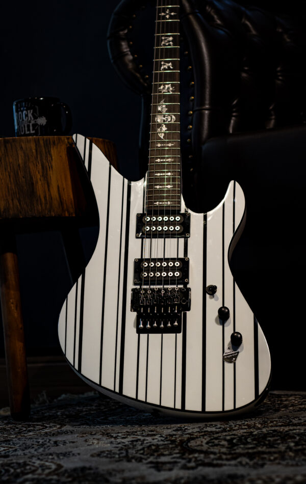 Schecter Signature Synyster Gates Standard White w/ Black Pinstripes - Imagem 3