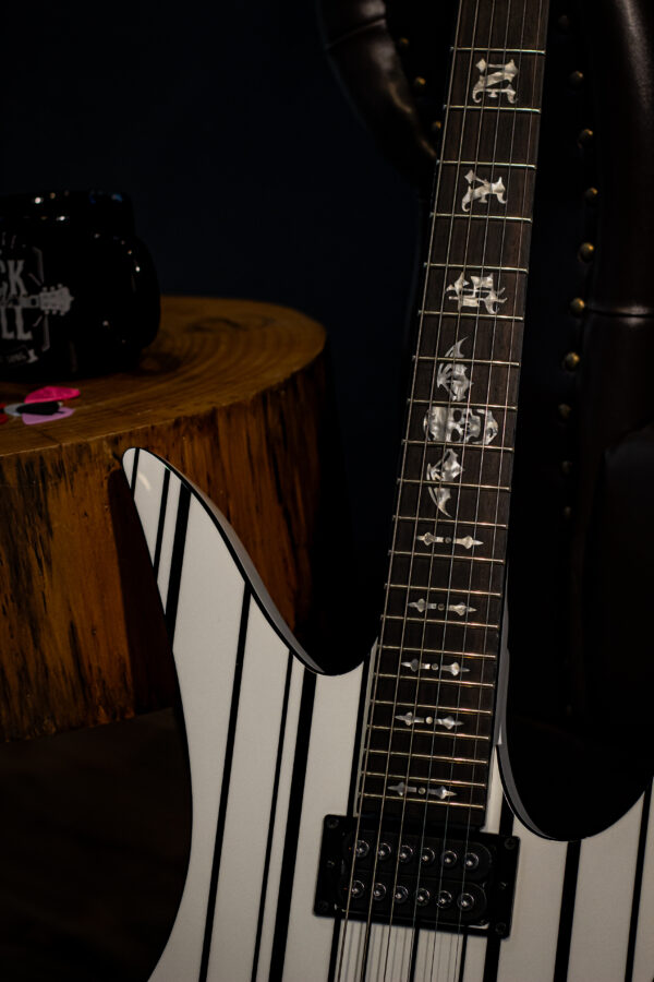 Schecter Synyster Gates Standard White W/ Black Stripes - Imagem 3