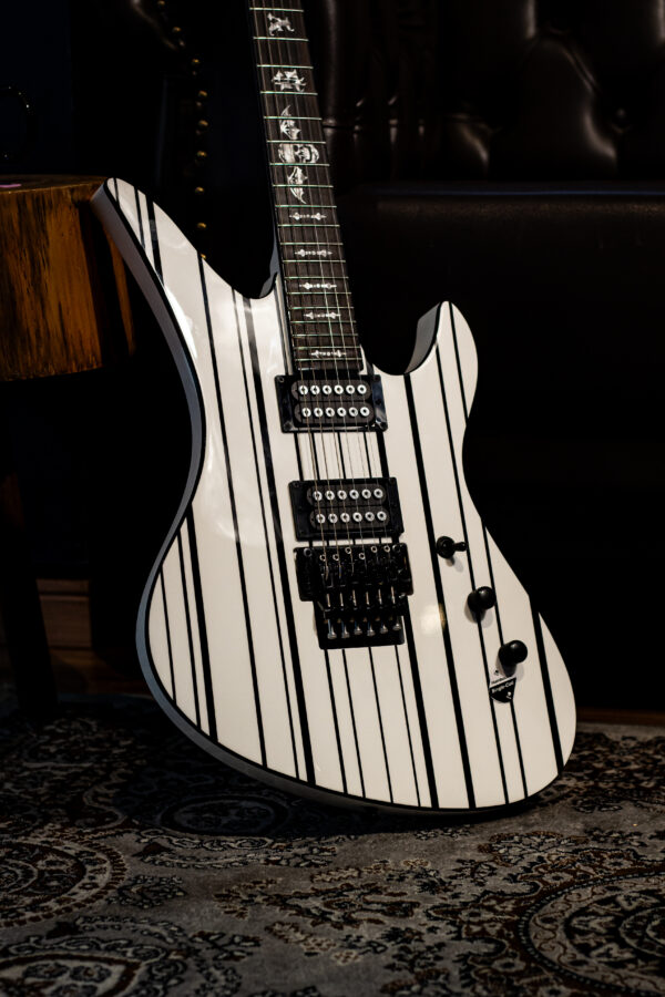 Schecter Synyster Gates Standard White W/ Black Stripes - Imagem 2